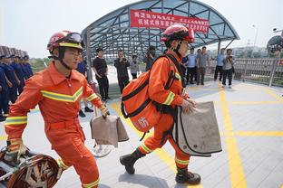 波波谈失利：鹈鹕手感火热 我们连把球扔进大海里都做不到